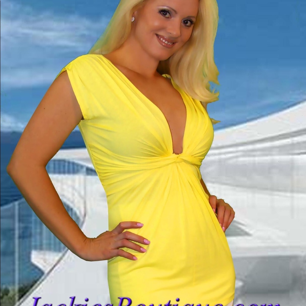 Yellow twist front top